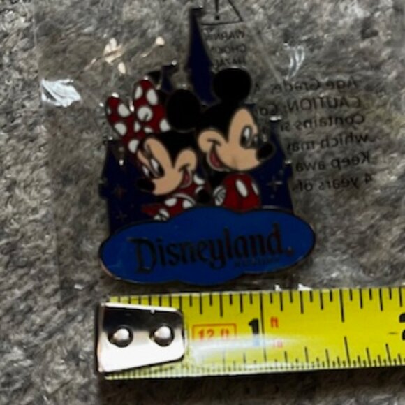 🧡3/15 New Disney Pin Featuring Micky and Minnie - Picture 2 of 4